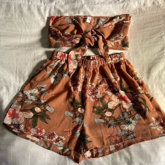 Matching set - Floral Front Knot Top & Shorts - Picture 3 of 6